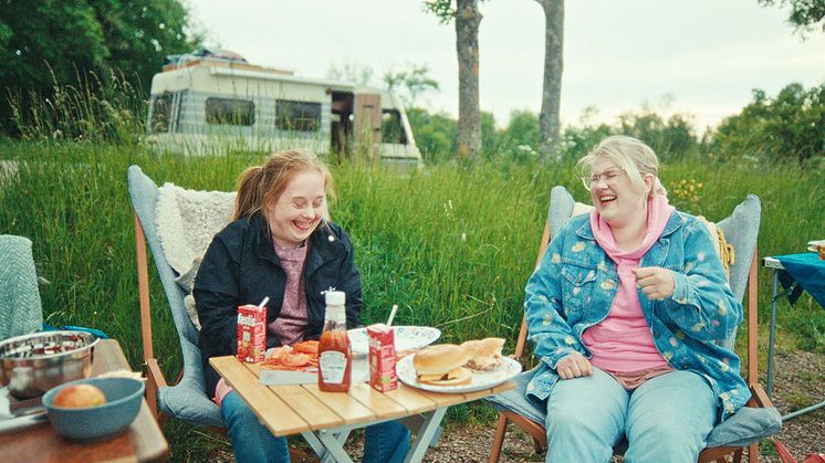 Emma och Ida från Glada Hudik-teatern. Foto Björn Tjärnberg ©Candamo Film