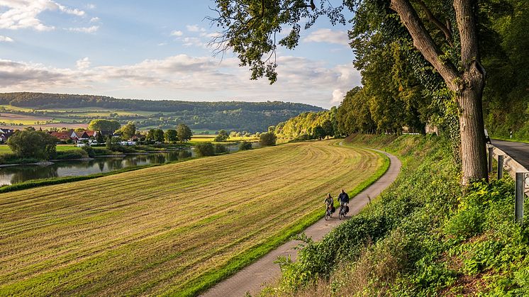 Radfahrer genießen ihre Radtour am beliebten Weser-Radweg im Weserbergland (Copyright des Bildes: TMN/Markus Tiemann)