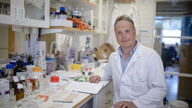 Christian Hedberg utvecklar ett nytt läkemedel mot kryptosporidios. Han har nu antagits till Umeå Biotech Incubator och får affärsstöd för att nå ut med behandlingen på marknaden. Foto: Mattias Pettersson/Umeå universitet