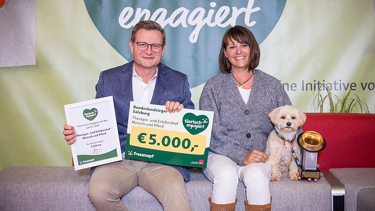 Hermann Aigner, Geschäftsführer Fressnapf Österreich und Nicole Angerer von Mensch und Pferd – Lebensschule MuT, freuen sich über den Goldenen Fressnapf.