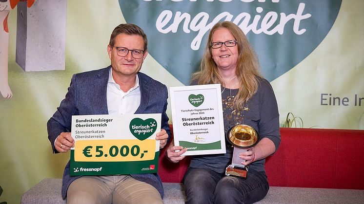 Hermann Aigner, Geschäftsführer Fressnapf Österreich und Sabine Auer von den Streunerkatzen freuen sich über den Goldenen Fressnapf.