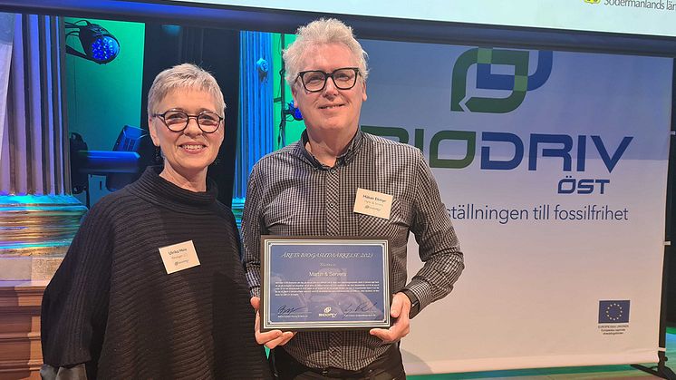 Ulrika Heie (C), ordförande Trafikutskottet delar ut biogasutmärkelsen till Martin & Servera. På plats för att motta priset var Håkan Ekmyr, Transportchef.