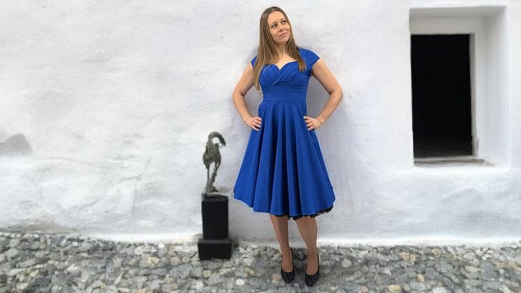 Elegant och tidlös – vår blå retroklänning med markerad midja och knälång kjol passar perfekt när du vill vara både klädd och personlig.