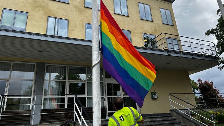 Bild från förra året när flaggan hissades