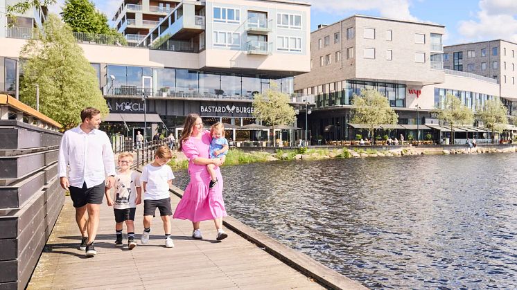 Familj går längs Munksjön i Jönköping.