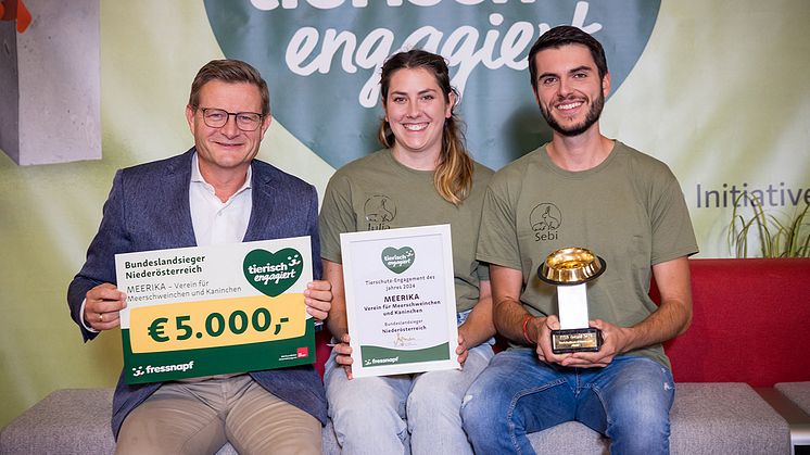 Hermann Aigner, Geschäftsführer Fressnapf Österreich, Julia Galuska und Sebastian Größeringer freuen sich über den goldenen Fressnapf.