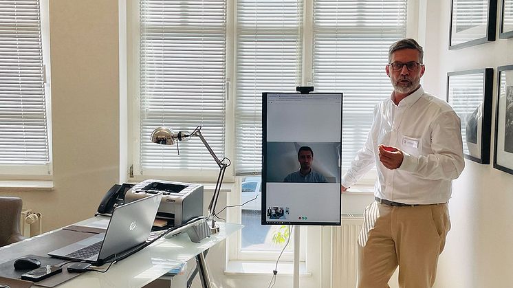 Dr. Jan Gerlach stellt die neu eröffnete Avatar-Praxis im niedersächsischen Zeven vor. (Bildquelle: apoBank)