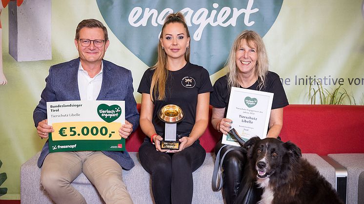 Hermann Aigner, Geschäftsführer Fressnapf Österreich, Jennifer Stanger und Angela Ortner vom Tierschutz Libelle freuen sich über den goldenen Fressnapf.