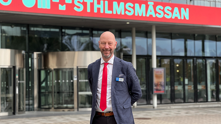 Stockholmsmässans vd Mats Viker står framför huvudentrén till Stockholmsmässan.