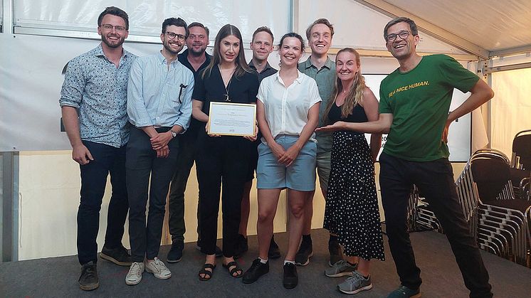 Stolta kollegor på BioDriv Öst mottar priset på Almedalen. I mitten Jakob Lagercrantzs dotter Edith Lagercrantz, till höger Mattias Goldmann, grundare 2030-sekretariatet. Foto: BioDriv Öst. 