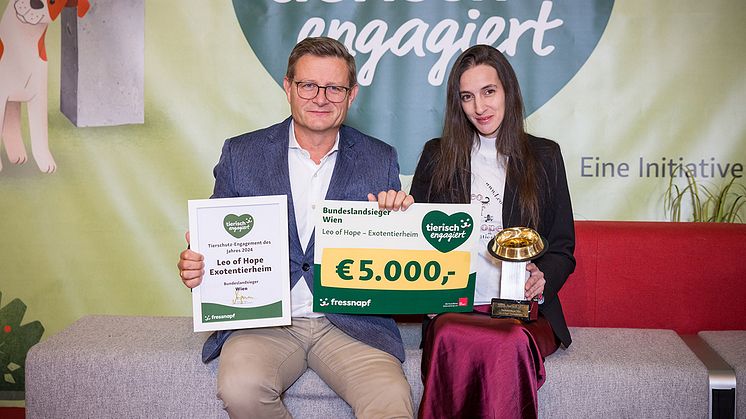 Hermann Aigner, Geschäftsführer Fressnapf Österreich und Barbara Alexandra Ferber freuen sich über den Goldenen Fressnapf.