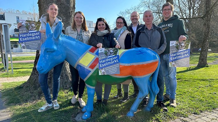 Nadine Paul, Tourismusbeauftrage Stadt Hardegsen, freut sich mit den Veranstaltern des Eselmarktes 2025 auf ein lebhaftes Treiben am 27.04.2025 in der historischen Altstadt von Hardegsen und ein Fest voller Tradition, Vielfalt und Unterhaltung.