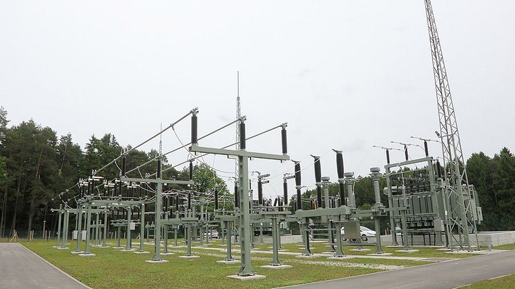 Die Bayernwerk Netz plant, das Umspannwerk südlich von Holzkirchen durch einen Neubau zu ersetzen. Der Verteilnetzbetreiber hat sich nun eine Fläche für die neue Anlage gesichert und möchte dort voraussichtlich ab 2028 bauen.