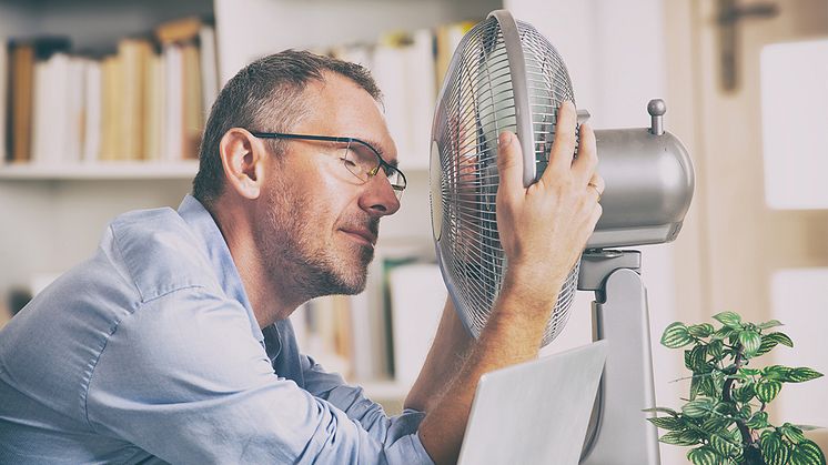 Kontoransat køles ned af ventilator