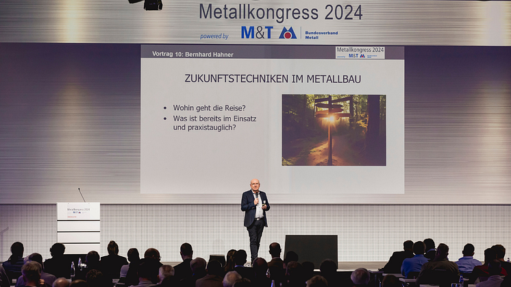 In den Vorträgen des Metallkongresses erfahren die Teilnehmenden Spannendes zu den Zukunftsthemen KI, Digitalisierung und Nachhaltigkeit – exakt zugeschnitten auf ihre Bedürfnisse als Metallhandwerker. Foto: Stefan Bausewein