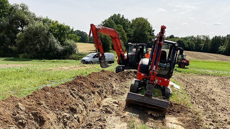 Die Bayernwerk Netz verlegt zwischen dem Umspannwerk Untersteinach, Ludwigschorgast und Wirsberg leistungsstarke Mittelspannungskabel. Die Arbeiten liegen im Zeitplan.