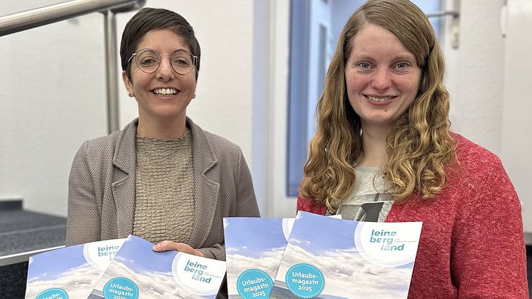 Präsentation des neuen Urlaubsmagazins Leinebergland im Weserbergland 2025 von Fabienne Gohres und Eva Strecke (Region Leinebergland e.V.)