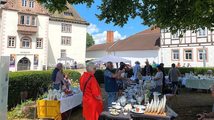 Schatz suchen, Schätzchen finden – Porzellan- & Glasflohmarkt auf SCHLOSS FÜRSTENBERG am 13. Juli 2025