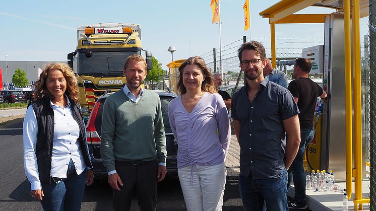 Från vänster: Zizi Krantz, regionchef St1 Sverige, Jacob Högfeldt, kommunstyrelsens ordförande (M) Strängnäs kommun, Maria Hörnell, privatperson som äntligen kan tanka biogas och Ragnar Lindén, hållbarhetsutvecklare Strängnäs kommun. 