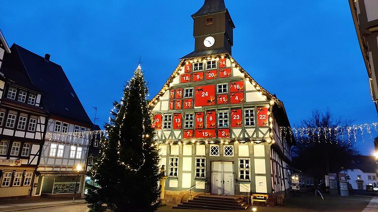 Riesen-Adventskalender an der Fassade des Alten Rathauses in Uslar