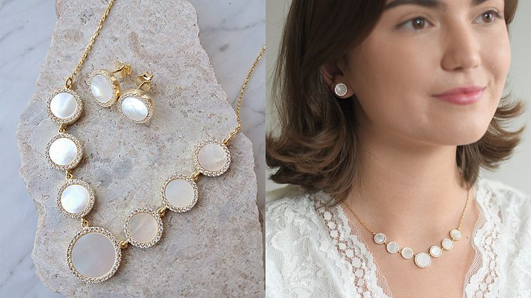 ELVIRA, ett handgjort halsband och tillhörande örhängen i 925 Sterling silver med guldplätering, små zirkonstenar och pärlemo. Kedjelängd 40 + 5 cm.