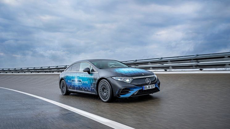 Mercedes-Benz har nu börjat med vägtester med en helt ny solid-state-batteriteknik i en modifierad EQS.
