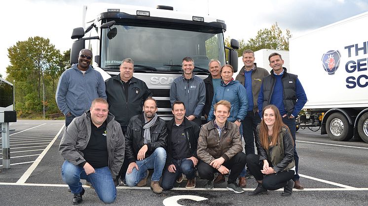 Projektet innehöll flera prova-på aktiviteter, bland annat på Scanias Democentre i Södertälje. Projektledare Felix Ek, sakkunnig fordon och drivmedel på BioDriv Öst, nedersta raden, nummer två från höger. Foto: BioDriv Öst