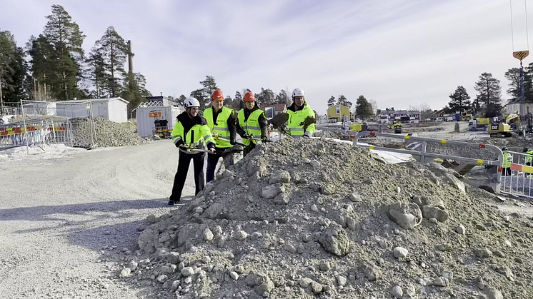 Emma Björkenstam, områdeschef ByggDialog, Peter Olofsson, regionstyrelsens ordförande (S), Camilla Andersson, områdeschef Skellefteå, Fredrik Ahnorre, projektledare ny vårdbyggnad tog det första spadtaget för Skellefteå nya sjukhus. 