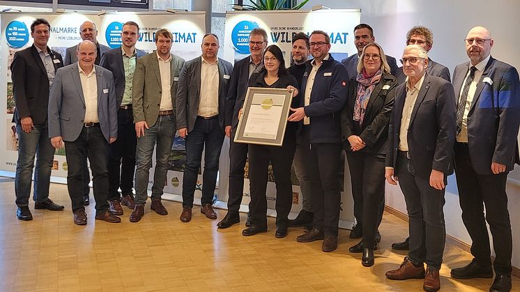 Feierliche Urkundenverleihung des Zertifikats "Qualitätsregion Wanderbares Deutschland" mit Frank Doods (Staatssekretär im Niedersächsischen Ministerium für Wirtschaft, Verkehr, Bauen und Digitalisierung) und Werner Mohr (1. DWV-Vizepräsident)