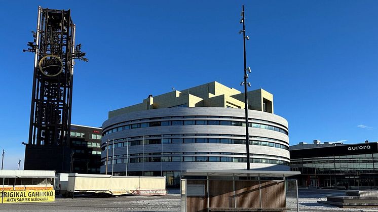 Stadshustorget i nya Kiruna centrum med det nya Stadshuset Kristallen. Klocktornet till vänster i bild satt tidigare på det g