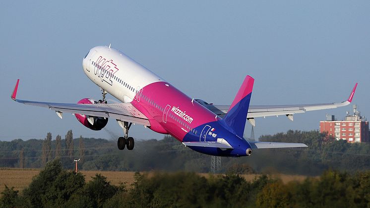 Ein Flieger startet am Dortmunder Flughafen.