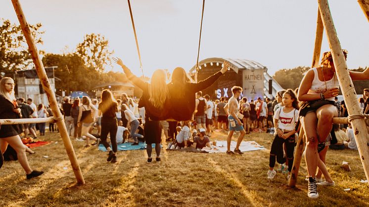 Menschen tanzen und feiern beim Happiness Festival.