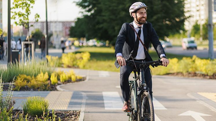 cyklist på väg genom stan