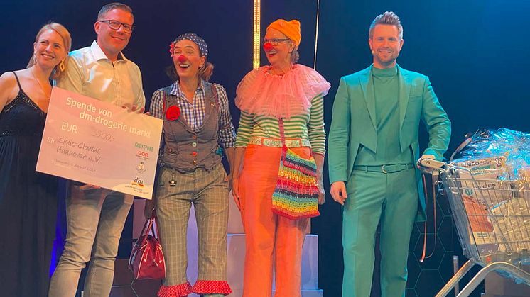 Doppelter Erfolg: dm spendet 3.500 Euro an die Clinic-Clowns Hannover – dm-Family-Magic-Show mit Cody Stone verzauberte das Publikum