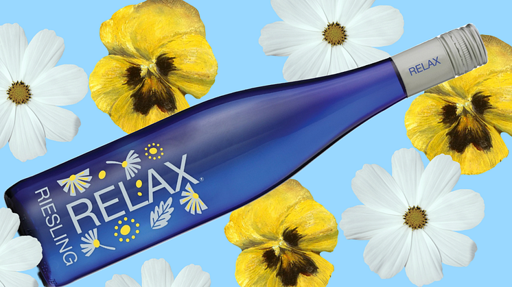 Relax Riesling 2023 i sommarskrud och finns i de flesta av Systembolagets butiker från vecka 30. Art.nr: 7230 · Lättare glasflaska · 750 ml · 8,5% · Pris: 79 kr