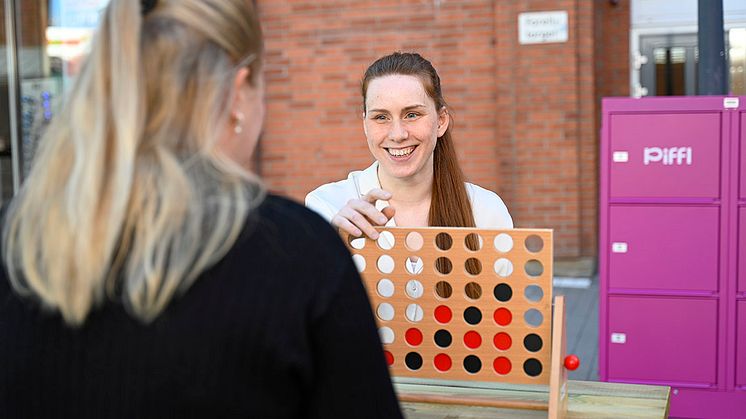 Sen några dagar tillbaka finns en aktivitetsbox på Forelltorget med olika spel som du kan låna gratis.