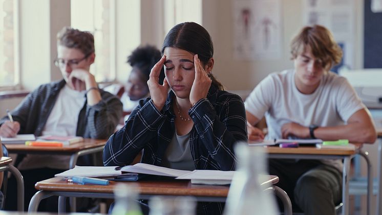 Inomhusmiljön på svenska skolor och i sjukvården har stora brister, visar en ny undersökning.