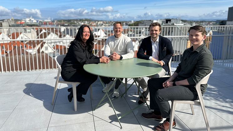 LINK Arkitekturs administrerende direktør Grethe Haugland inngår avtale med gründerne av Heime: Christian H. Skjelbakken, Vetle Bringsjord og Kristian Aksland. 