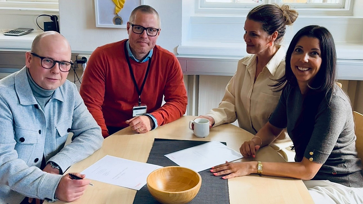 På bilden syns John Eliasson och Peter Gertsson från Kalmar kommun samt Hanna Storm och Kristina Blad, delägare i SWILL.