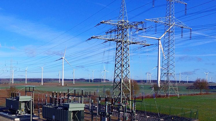 Der Zuwachs an Anlagen zur Erzeugung erneuerbarer Energie erfordert einen Ausbau der Stromnetze: Die Mehrkosten hierfür werden nun fairer verteilt.