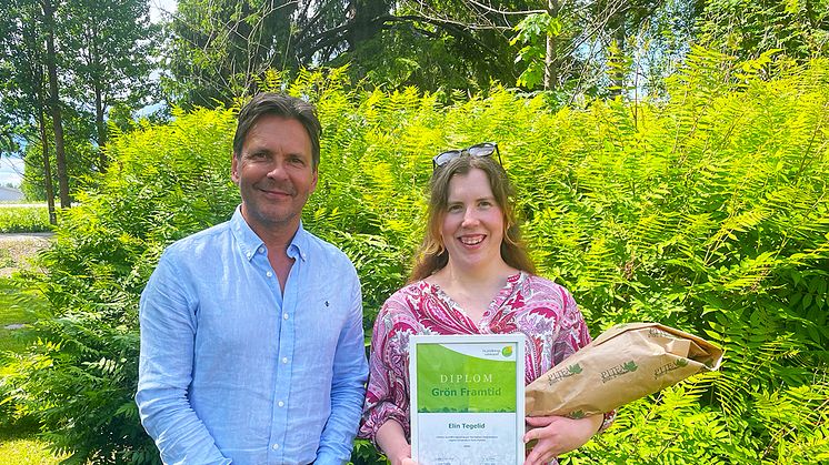 Hushållningssällskapet Norrbotten-Västerbottens vd Petter Antti och Elin Tegelid vid stipendieutdelningen på Öjebyn Agro Park. Foto: Hushållningssällskapet