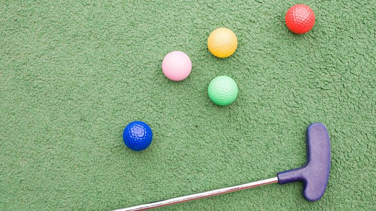 Bangolf klubba och golfbollar