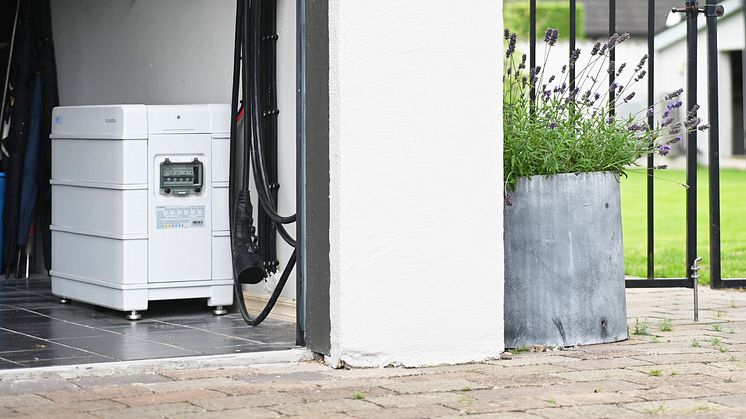 Batterier är en viktig del av framtidens hållbara energisystem. Med Skatteverkets nya hållning är det nu möjligt att göra avdrag med 50% av investeringskostnaden för batteri.