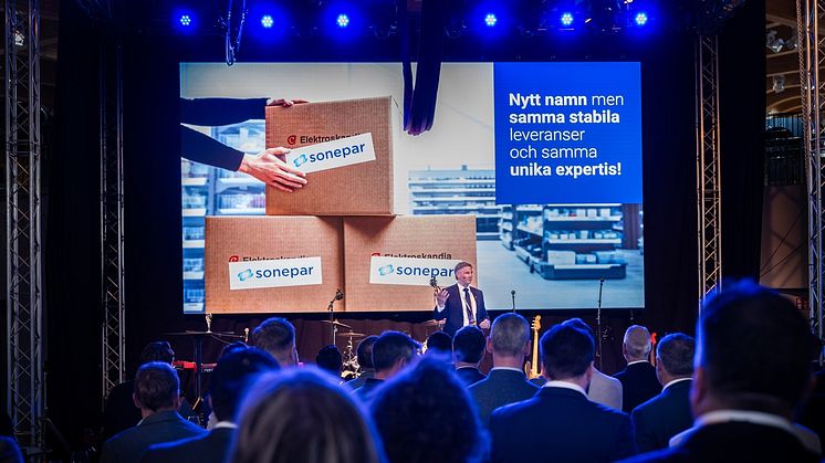 Anders Nordlöw, VD Sonepar Nordic på scenen vid namnbytes-ceremonin på World of Volvo.