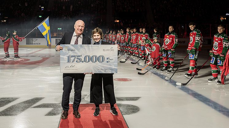 Håller i checken gör Anna Lena Mayor Ekeblad, tf verksamhetsansvarig på Insamlingsstiftelsen för Drottning Silvias barnsjukhus och Sven-Erik Kristensen, vd Bjurfors Göteborg.