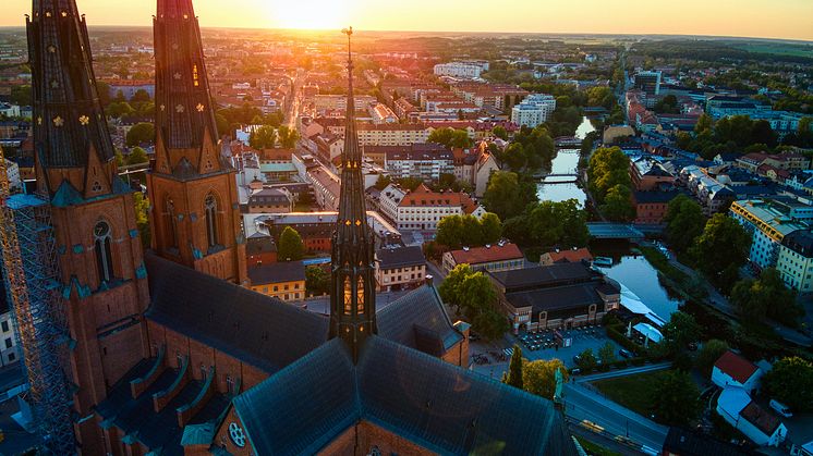 Flygbild med Uppsala domkyrka i förgrunden