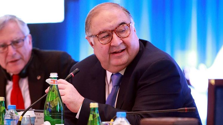 Knappt vald innan han avgår. I lördags valdes Alisher Usmanov till ordförande i Internationella Fäktförbundet. I söndags "trädde han tillbaka". Till vänster syns den tillförordnade presidenten Emanuel Katsiadakis från Grekland. 