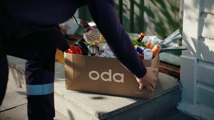 Flere og flere innser at det å gjøre ukeshandlingen fra sofaen og få varene levert på døra, lønner seg for både tidsklemma og lommeboka. Foto: Oda
