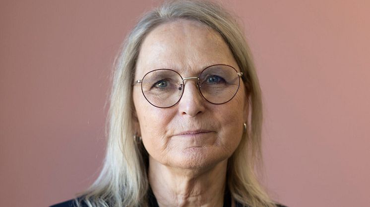 Folkerettsjurist Gro Nystuen, har gjennom hele sin karriere jobbet med menneskerettigheter. Foto: Hanna Johre/NIM.