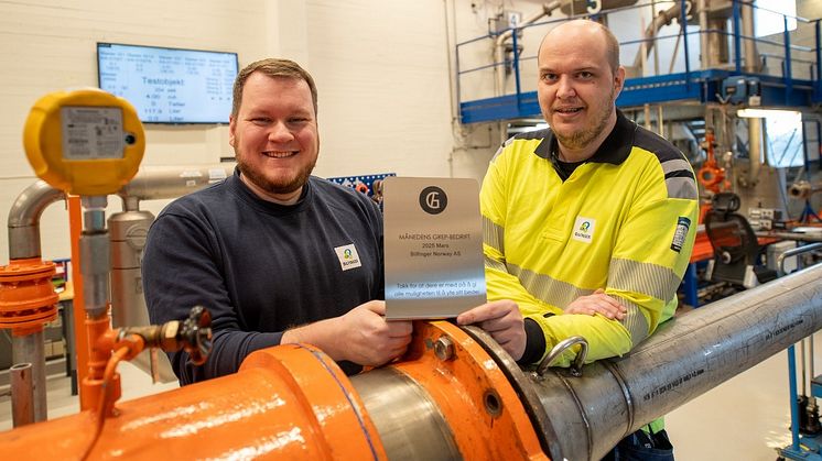 PRIS: Leder for automasjon, kalibrering og analyse hos Bilfinger i Porsgrunn Kjetil Nilssen og lærling Samson Robertsen med plaketten som viser at Bilfinger er kåret til «Månedens GREP-bedrift».